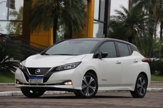 Foto de um nissan leaf aut. (elétrico) 2020.