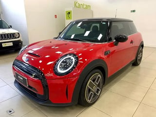 Foto de um mini cooper elétrico com apenas 7.000 km.