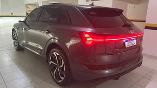 Foto de um audi e-tron performance black 2021, único dono..