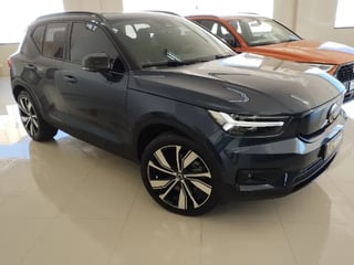 Foto de um volvo xc40 recharge pure eletric.