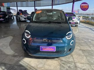 Foto de um fiat 500 e icon elétrico (aut).