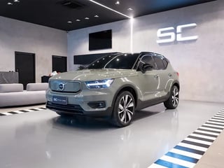 Foto de um volvo xc40 p8 twin recharge 2022 elétrica.