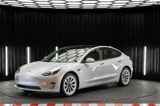 Foto de um tesla model 3 .