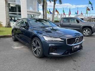 Foto de um volvo s60 t8 r-design híbrido.