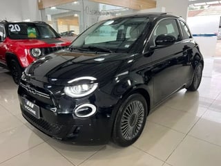 Foto de um fiat 500e icon ( elétrico).