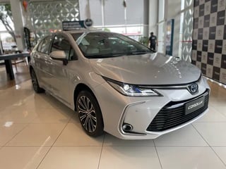 Foto de um toyota corolla altis premium hybrid 0km emplacado.