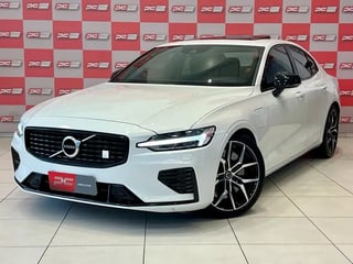 Foto de um volvo s60 t8 polestar 2.0  (híbrido) 2021 elétrico.