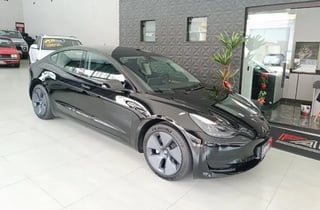 Foto de um tesla model 3 elétrico awd longe range performance top 2022.