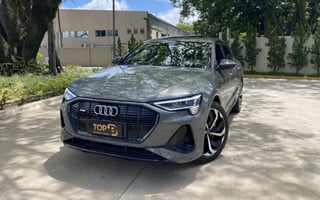 Foto de um audi e-tron s-line performance black quattro (elétrico).