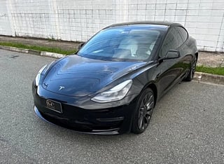 Foto de um tesla model 3 longe range performance 2021.