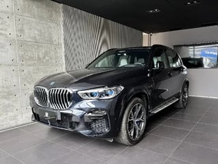 Foto de um bmw x5 xdrive 45e m sport híbrido 2023 | uniq collection.