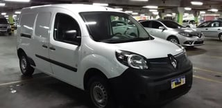 Foto de um renault kangoo furgão elétrico.