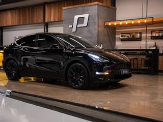 Foto de um tesla model y long r 2021.