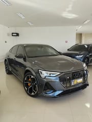 Foto de um audi e-tron elétrico sportback s quattro.