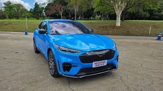 Foto de um ford mustang lançamento   mach-e eletrico 2024 0 km.