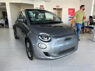 Foto de um fiat 500e descubra como é dirigir um carro 100% elétrico.