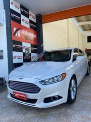 Foto de um ford fusion titanium hybrid 2016.