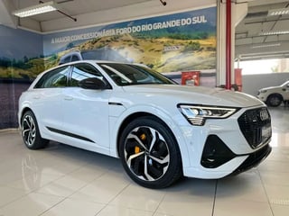 Foto de um audi e-tron performa. black aut. (elétrico).