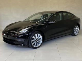 Foto de um tesla model 3 2019.