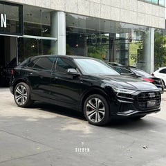 Foto de um audi q8 tfsi performance black quattrotiptronic.