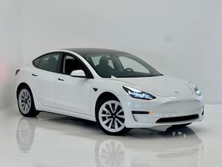 Foto de um tesla model 3 standard 2023 0km.