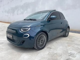 Foto de um fiat 500e icon 2022.