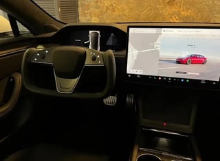 Foto de um tesla model s plaid 2021 novo, impecavel, mais rapido do mundo.