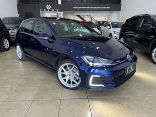 Foto de um volkswagen golf gte 2020.