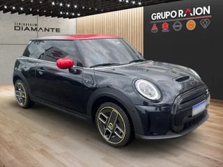 Foto de um mini cooper se top  2023 elétrico.