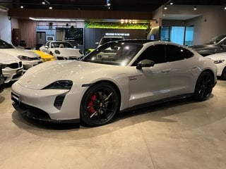 Foto de um porsche taycan 2022.