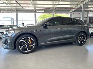 Foto de um audi e-tron sportb. perf.black aut.(elétrico) 2023 elétrico.