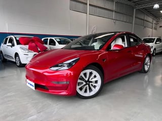 Foto de um tesla model 3 standard range plus 2021.