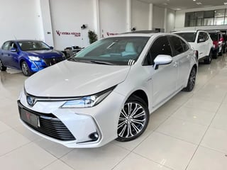 Foto de um toyota corolla altis prem. hybrid 1.8 aut 2023 elétrico.