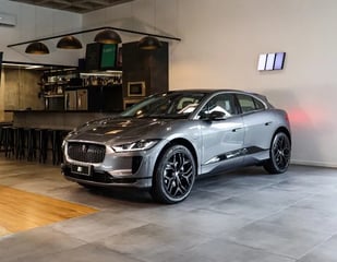 Foto de um jaguar i-pace 400 elétrico 2020.