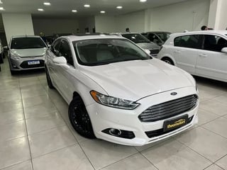 Foto de um ford fusion titanium 2015.