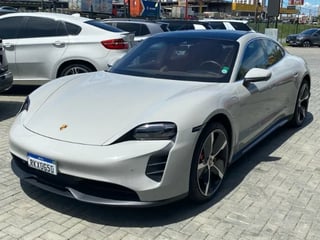 Foto de um porsche taycan 4s (elétrico) 2021.