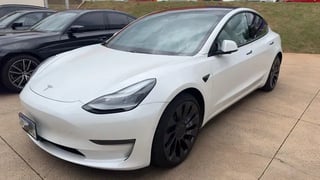 Foto de um tesla model 3 elétrico awd performance.