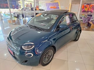 Foto de um fiat 500 icon 100% eletrico abaixo da fipe..