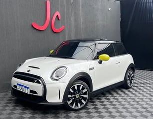 Foto de um mini cooper se exclusive 3p (elétrico).