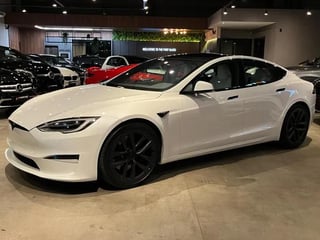 Foto de um tesla model s plaid 2022.