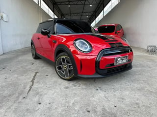 Foto de um mini cooper s elétrico.