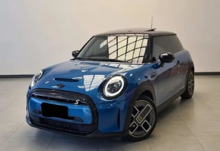 Foto de um mini cooper se sport 3p (elétrico) 2023.