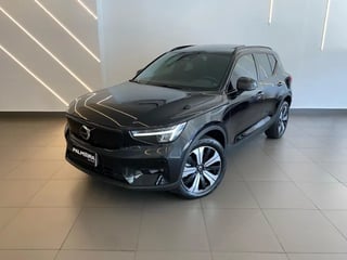 Foto de um volvo xc40 recharge plus (elétrico).