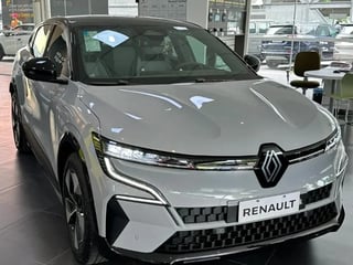 Foto de um renault megane e-tech (elétrico) 2024.