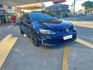 Foto de um volkswagen golf gte tsi 1.4 hídrico.