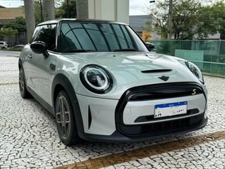 Foto de um mini cooper s e  3 portas - top (eletrico).