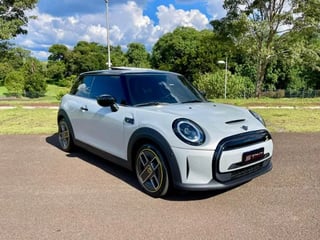 Foto de um mini cooper s top elétrico 2022.