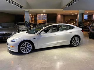 Foto de um tesla model 3 2019 elétrico awd performance.