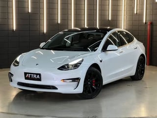 Foto de um tesla model 3 .