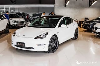 Foto de um tesla model 3 elétrico awd performance.